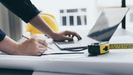 Bureau d'un secrétaire dans la construction